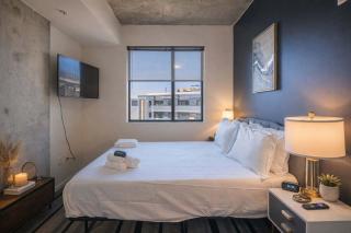 Prime Downtown Location w Gym Pool and Parking - 6