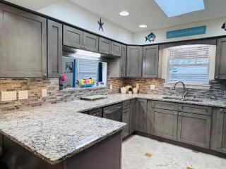 Coastal Hangout- Hot Tub- Fire Pit-Game Room - 2