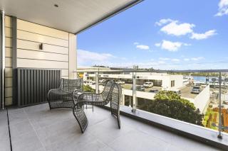Beaumont Living 2BR Waterfront Wynyard Apartment - 6
