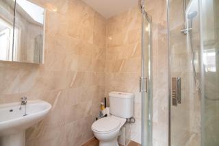 Fantastic 4 bed house with 3 bathrooms in pleasant location - 1