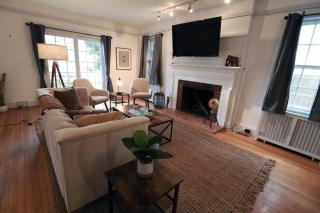 Grand Mid-Century 3BR • Near University • Game Rm - 3