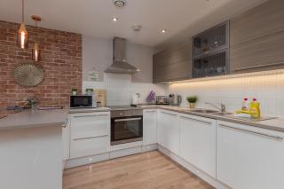 Lancaster City Apartment - 6