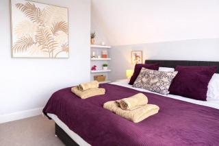 Spacious 5 Bedroom House, Sleeps 10, with Games Room, Gated Parking and Large Garden - 7