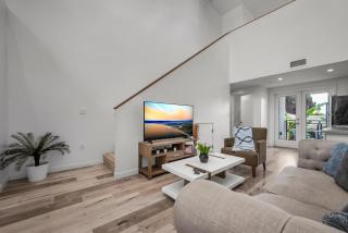 Chic Loft Style 1-Bedroom With Balcony and view of Hollywood Sign - 7