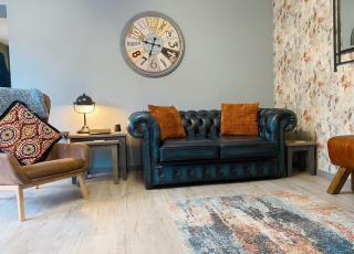 Cosy hideaway - parking and relaxing patio area - 3