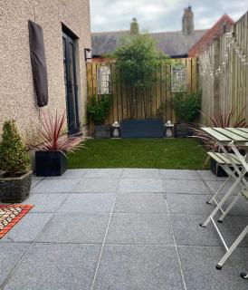 Cosy hideaway - parking and relaxing patio area - 7