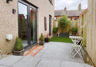 Cosy hideaway - parking and relaxing patio area - 6