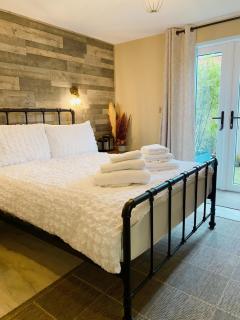 Cosy hideaway - parking and relaxing patio area - 5