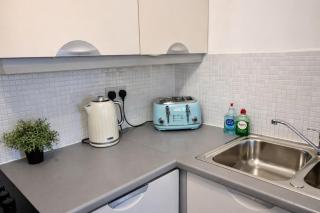 Blueberry Tree Apartment with Free Parking & Near Station - 7