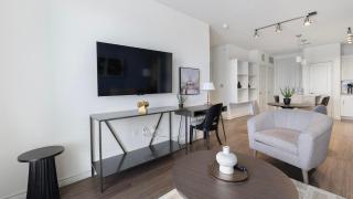 Landing Stunning 1BD Gym - 9