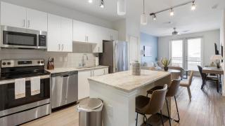 Landing Stunning 1BD Gym - 6