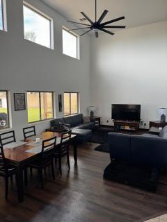 Luxury Room - Queen Bed, Pool & Putting Green - 5