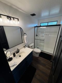 Luxury Room - Queen Bed, Pool & Putting Green - 7