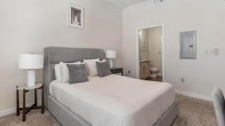 Landing Stylish 1BD Gym Pool - 3