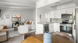 Landing Stunning 2BD Courtyard - 6