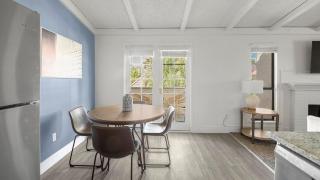Landing Stunning 2BD Courtyard - 3