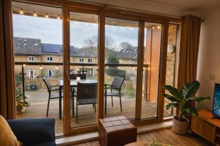 GreenGage Tree Stylish 2 Bedroom with Balcony & Parking - 8