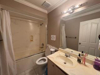 Cozy Room near King George Blvd & Transit - Free Parking & Wifi - 9