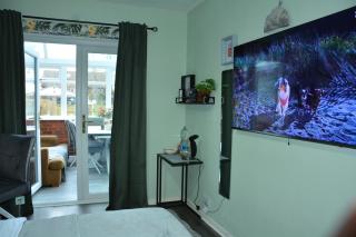 Cosy and Private with 55"TV and Dedicated Toilet Shower Space - Willenhall - 9