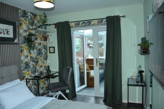 Cosy and Private with 55"TV and Dedicated Toilet Shower Space - Willenhall - 8