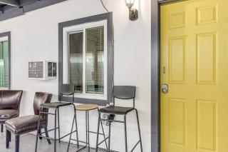 Cozy and Convenient Condo in Compton, Pets Welcome! - 9