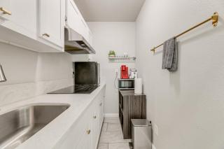 Cozy and Convenient Condo in Compton, Pets Welcome! - 7