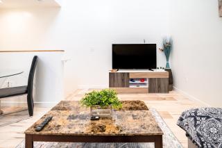 Modern 2BR 3-Level Loft Gated Parking Hollywood Ktown - 3