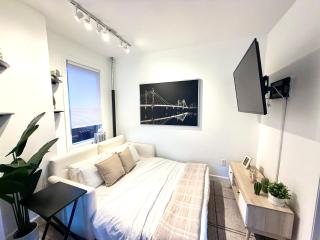 Modern 2 Bedroom Apartment 20 Min to Times Square Sleeps 6 - 7
