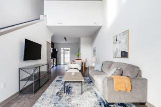 Landing Modern 1BD Courtyard - 8