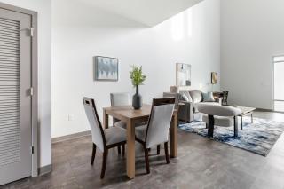 Landing Modern 1BD Courtyard - 6