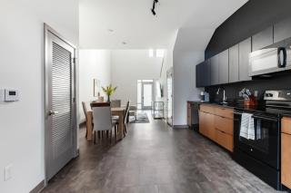 Landing Modern 1BD Courtyard - 5