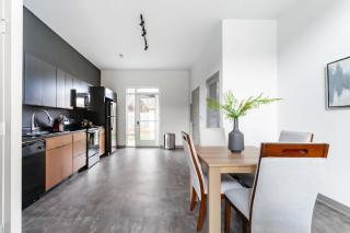 Landing Modern 1BD Courtyard - 3