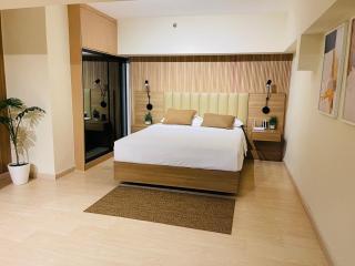 Sophisticated & Spacious Unit at AMA Tower 3415 - 0