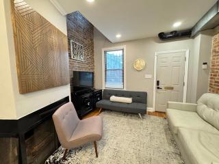 Unique Townhouse near Metro - 9