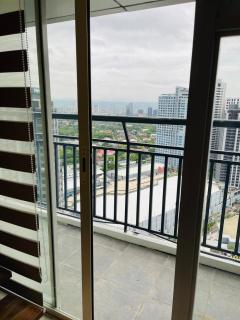 Sophisticated & Spacious Unit at AMA Tower 3415 - 3