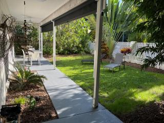 Tropic Gardens - Walking Distance to town - 2 bedroom holiday unit with yard - 9