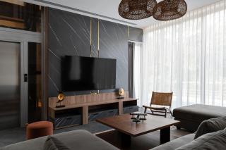 Lakefront 5BR Luxury Villa, Elevator, Pool, Cinema - 3