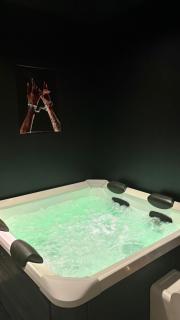 L'instant Désir love room jacuzzi - 2