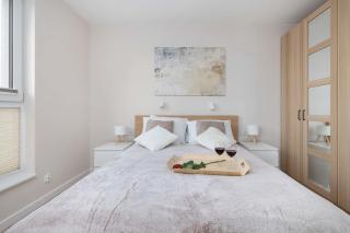 Przestronny Apartament z Balkonem i Parkingiem Blisko Plaży i Jeziora by Noclegi Renters - 6