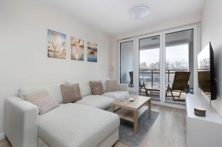 Przestronny Apartament z Balkonem i Parkingiem Blisko Plaży i Jeziora by Noclegi Renters - 4