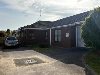 Coastal Escape in Raumati South - 9