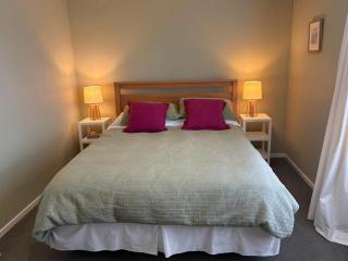 Coastal Escape in Raumati South - 4