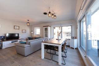 Bright Penthouse with Sunny Terrace near Beach - 6
