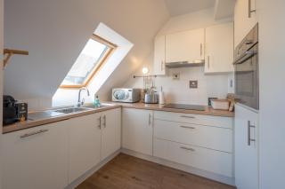 Bright Penthouse with Sunny Terrace near Beach - 9