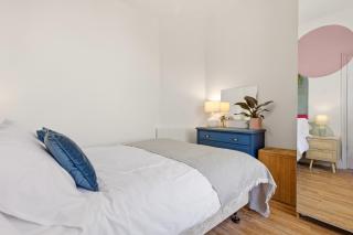 2BR Central, 2 Mins to Town Centre, Free Parking, Fast Wi-Fi By Clarendon Stays - 5