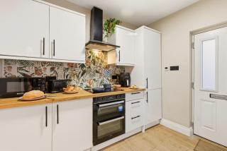 2BR Central, 2 Mins to Town Centre, Free Parking, Fast Wi-Fi By Clarendon Stays - 4