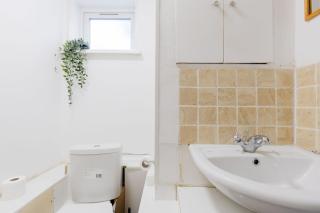 Spacious 3BD House wPrivate Garden - Kennington! - 7