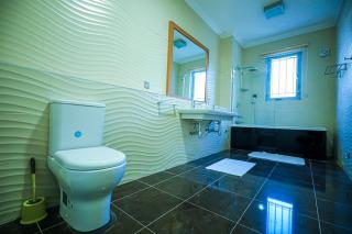 Newly Remodeled 3BR 3BA Townhome in Ikoyi with Pool & Gym - 5