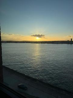 #132 Modern Flat Mins from Royal AlbertDock - For 5 - " Perfect for contractors and Families - Free Parking" - 1