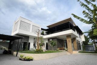 Spacious Tropical Villa with Pool and Bfast - 0